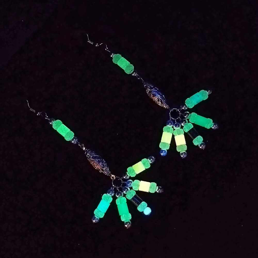 GLOW EARRINGS - Picture 3 of 9